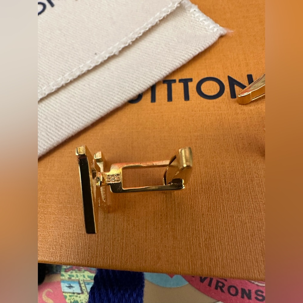 Louis Vuitton Leather Cufflinks Holder, box & dust cloth - Picture 5 of 6